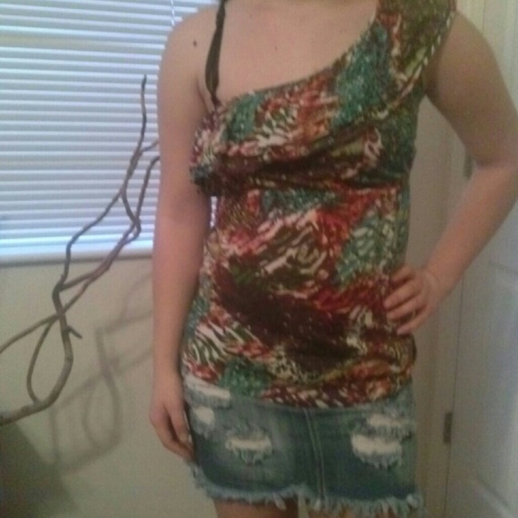 One sleeved colorful top