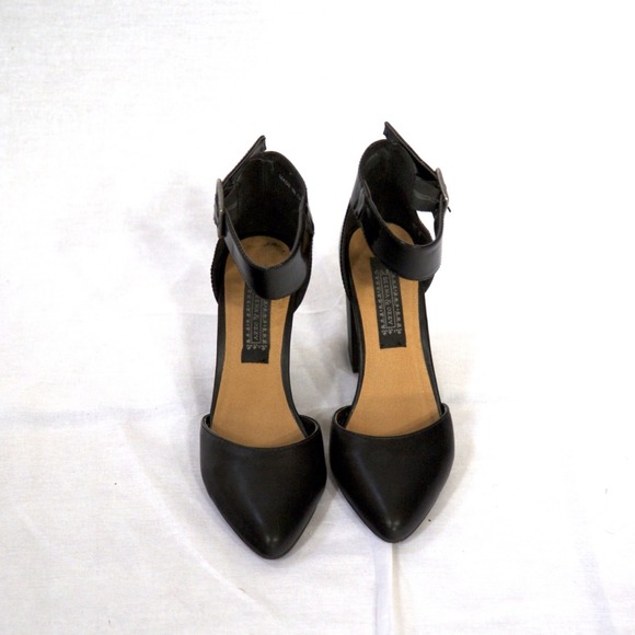 Urban outfitter'a brand Denna and Ozzy heels