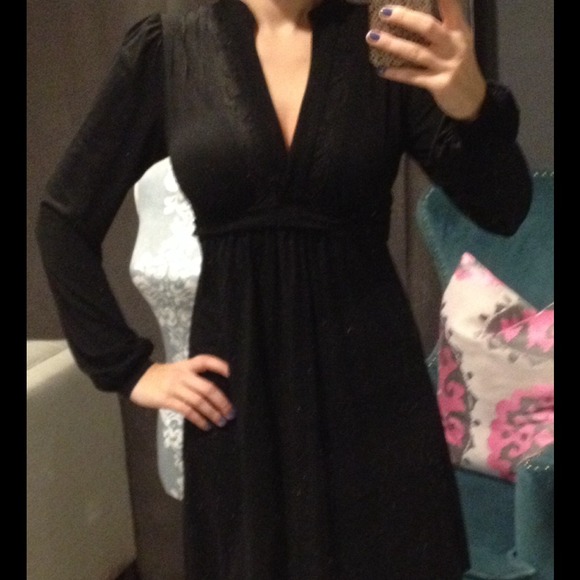 ✂SALE✂🎉HP🎉BCBG MaxAzria long sleeve v neck dress