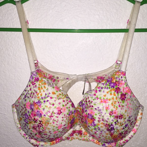 Victoria's Secret Lace Dream Angles Push-Up Bra