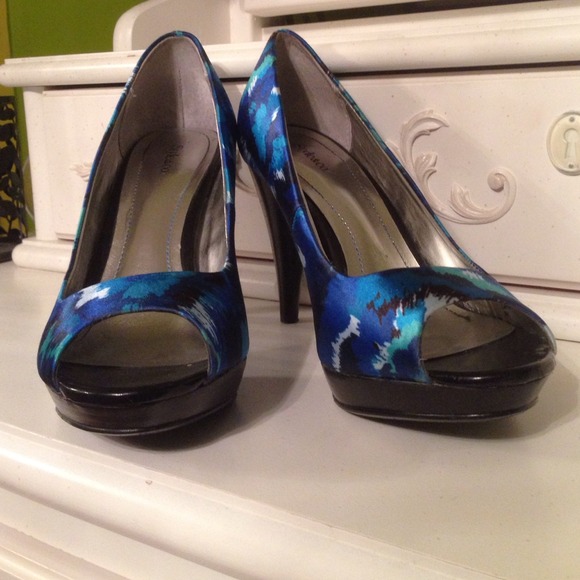 Style & Co. Blue Floral Pumps - Picture 2 of 4