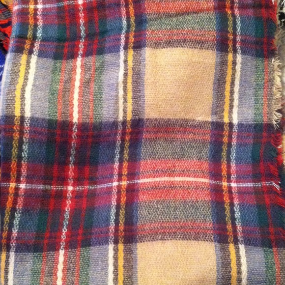 ⚡️5/$40⚡️ Plaid blanket scarves - Picture 2 of 5