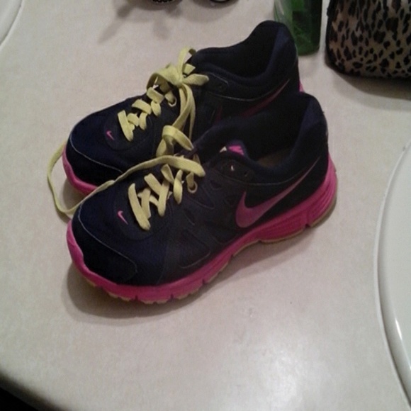 Nike revolution 2