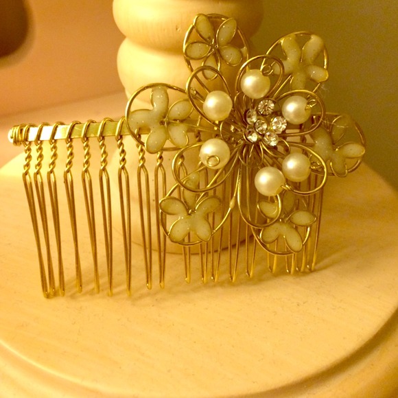 Elegant gold flower hair piece...