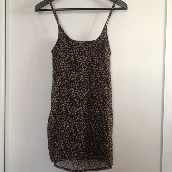 Brandy Melville Piper Dress - Picture 3 of 4