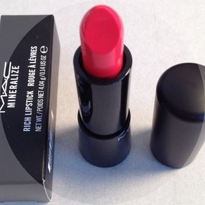 MAC Lady at Play Mineralize Rich Lipstick💄