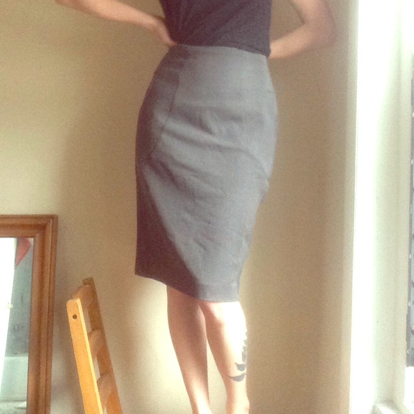 Grey pencil skirt with ✨pockets✨ and seam details!