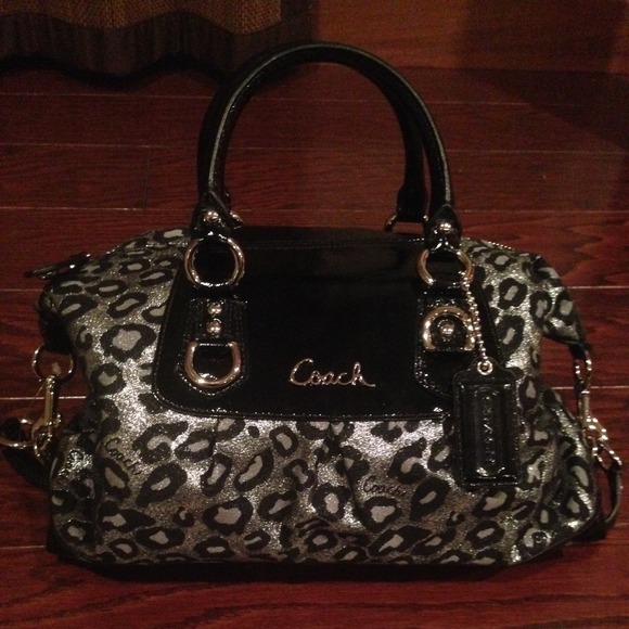Coach purse. Never used. Tags still attached.