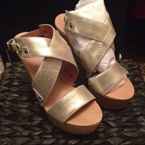 Gold platform strap sandal 41/2 heels.