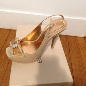 BCBGENERATION WOMEN'S BG-ANGELO PLATFORM PUMP