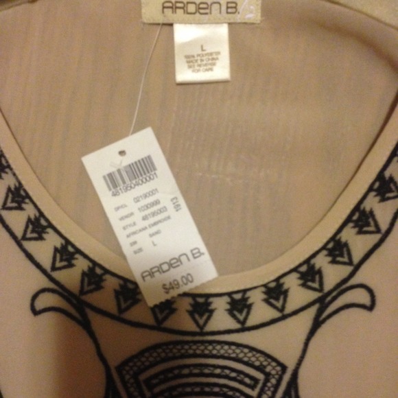 SOLD Beautiful Aztec tank top - Picture 3 of 3