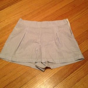 High waisted, pleated seersucker short