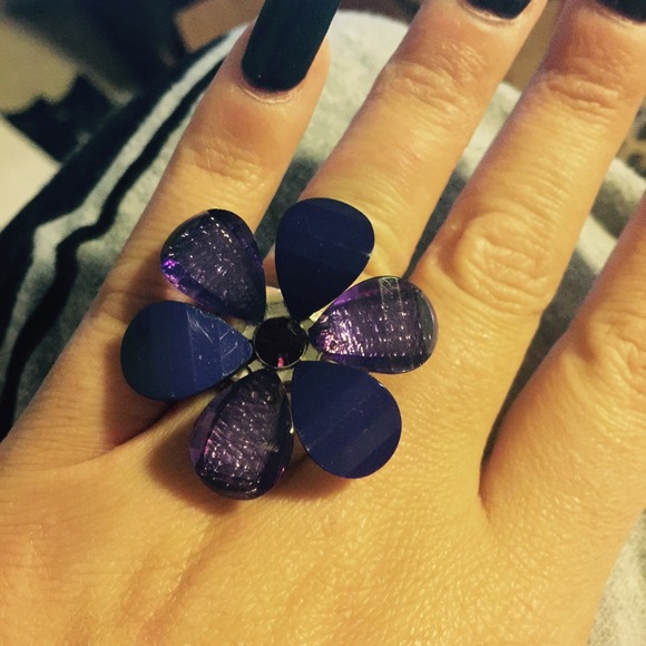 Dark purple daisy ring