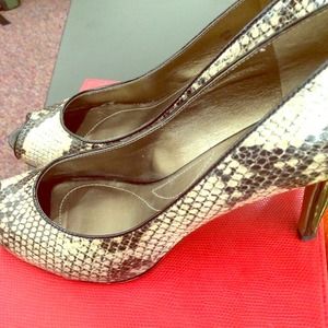 Tahari peep toe shoes