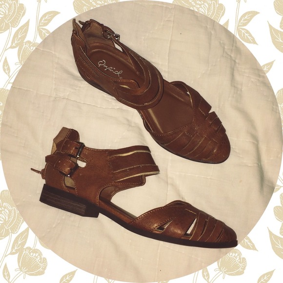 Cutout brown flats