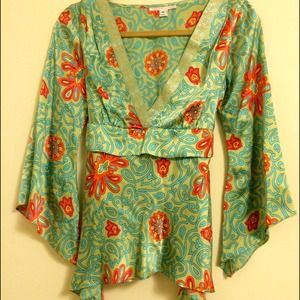 Alice & Trixie V Neck Kimono Sleeve Top