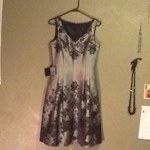 Beautiful and classy Rose/satin flare dress - Picture 1 of 3