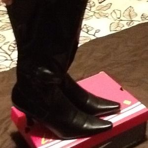 Predictions black heel boots.