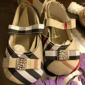 Baby Burberry sho