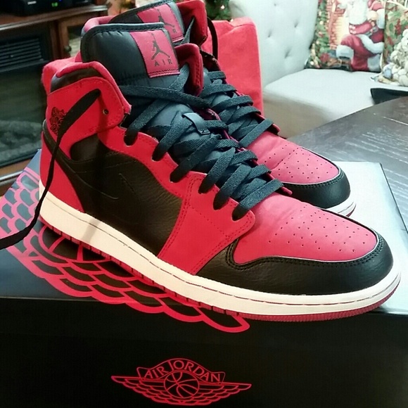 AIR JORDANS 1 MID