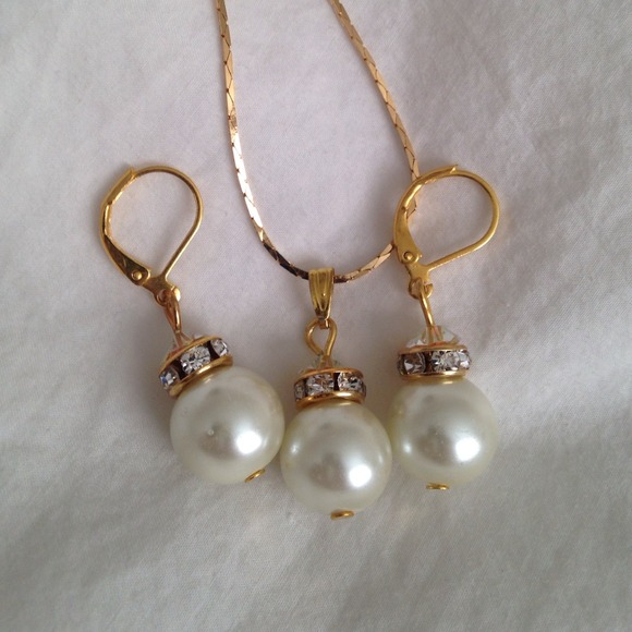 Gold earring pendant sets.