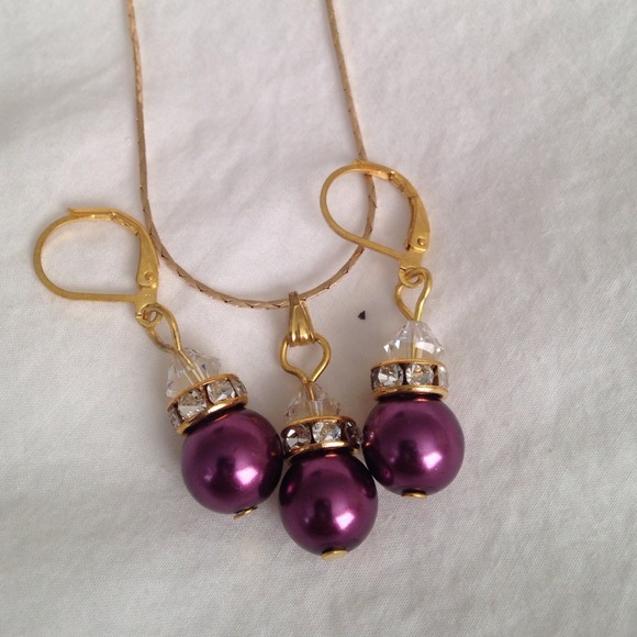 Gold earring pendant sets.