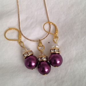 Gold earring pendant sets.