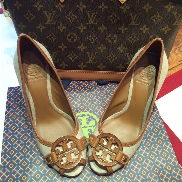 Tory Burch Shoes - 💄Tory Burch wedge💄