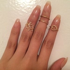 ✨✨Celebrity look midi Rings set of 4 ✨✨