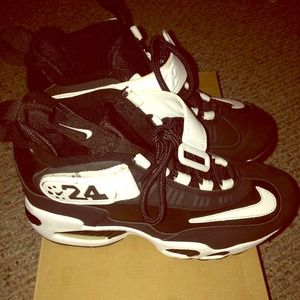SOLD! Air Griffey Max 1- Grade School Size 4