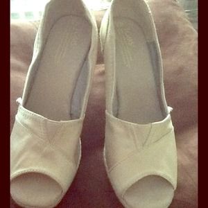 Like New) TOMS Wedges