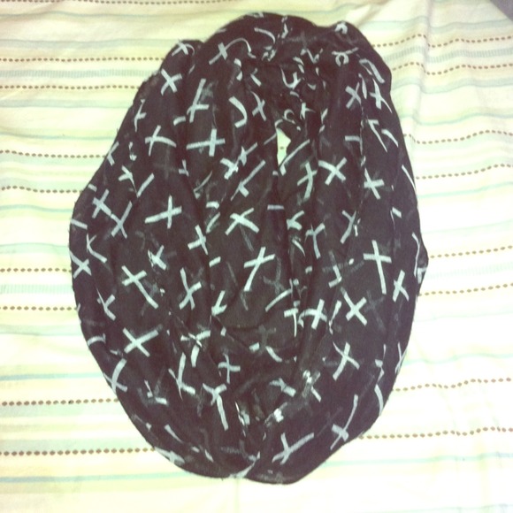 A black and white cross scarf - Picture 1 of 3