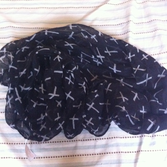 A black and white cross scarf - Picture 2 of 3