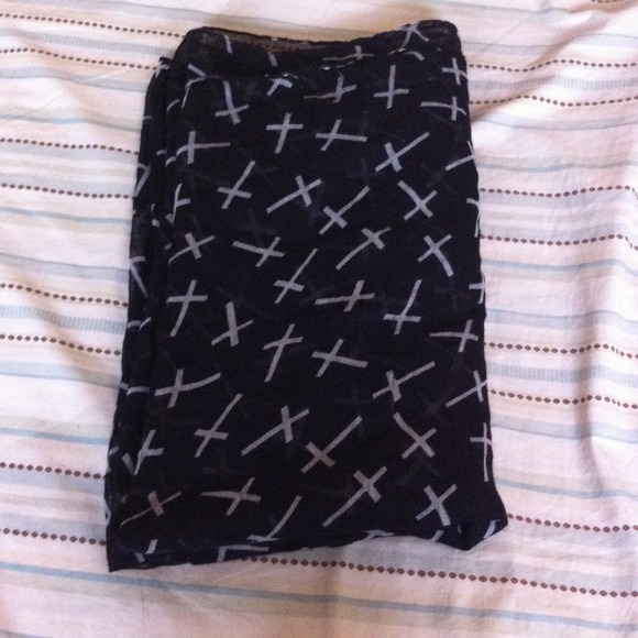 A black and white cross scarf - Picture 3 of 3