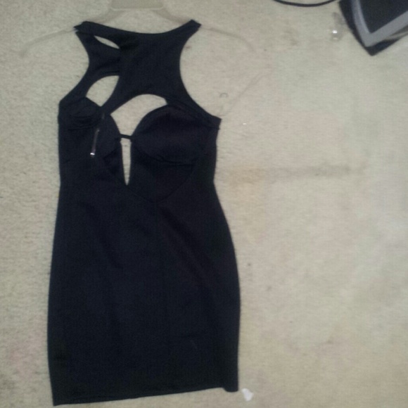 A dress - Picture 2 of 3