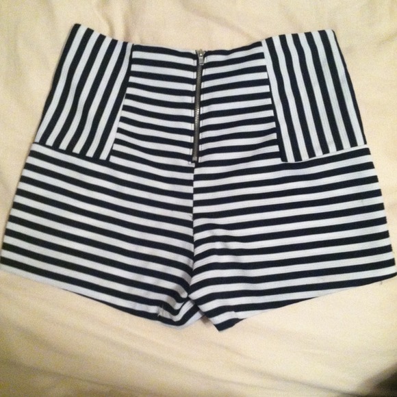 Black and white high waited shorts, worn twice - Picture 2 of 2