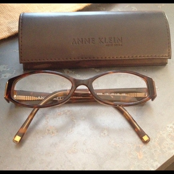 Tortoise shell cute prescription glasses.