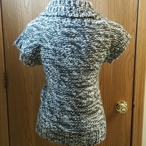SOLD IN BUNDLE! Short sleeved sweater - Picture 2 of 2
