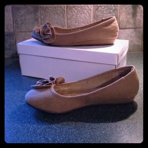 Lightly used Steve Madden taupe flats. Tiny wedge.