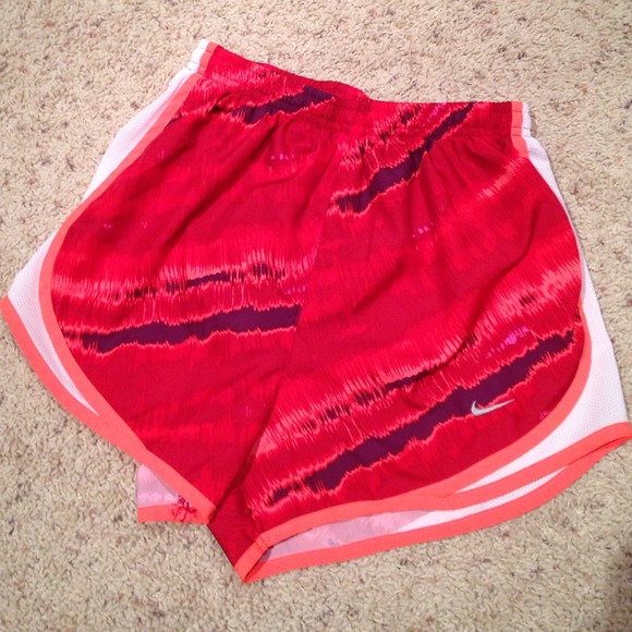 🔴SOLD🔴Nike patterned tempo shorts