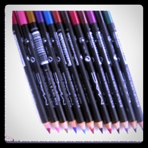 SOLD OUT.....🌟✨ MAC EYE/LIP LINER🌟✨