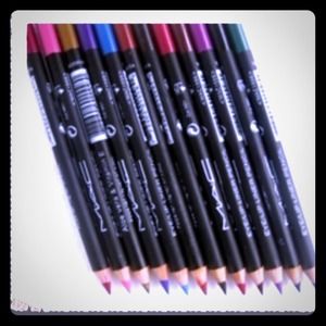 SOLD OUT.....🌟✨ MAC EYE/LIP LINER🌟✨