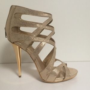 ❤️Sale❤️Gold Crisscross heels!