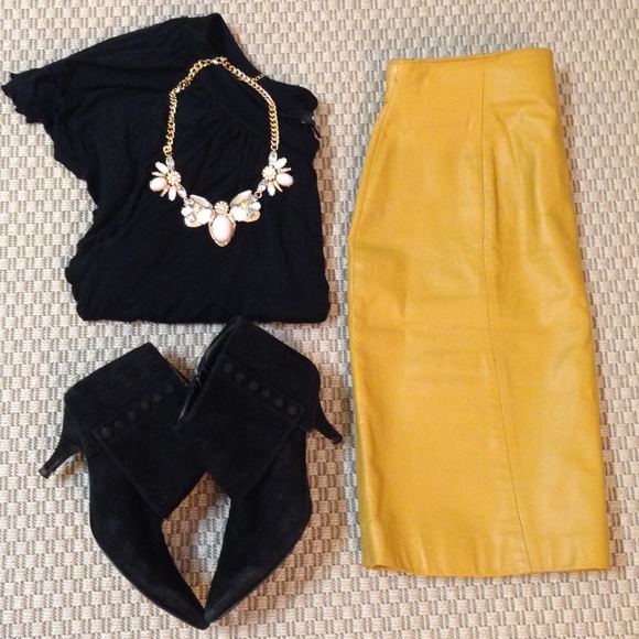 Chia Dresses & Skirts - 🎉HP🎉 Vintage gold - mustard yellow leather skirt