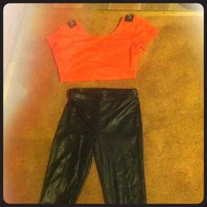 Crop top && black leather XXI leggings