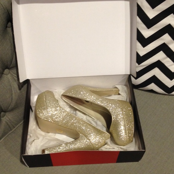 🎉2x HP🎉NWOT Sparkly gold platform pumps - Picture 2 of 4