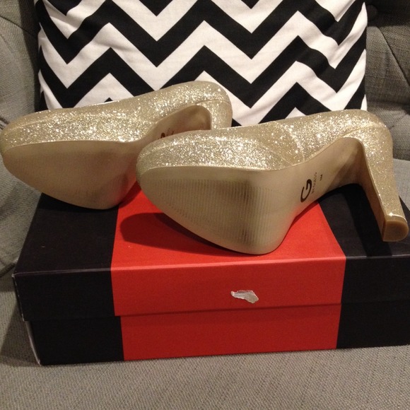 🎉2x HP🎉NWOT Sparkly gold platform pumps - Picture 4 of 4