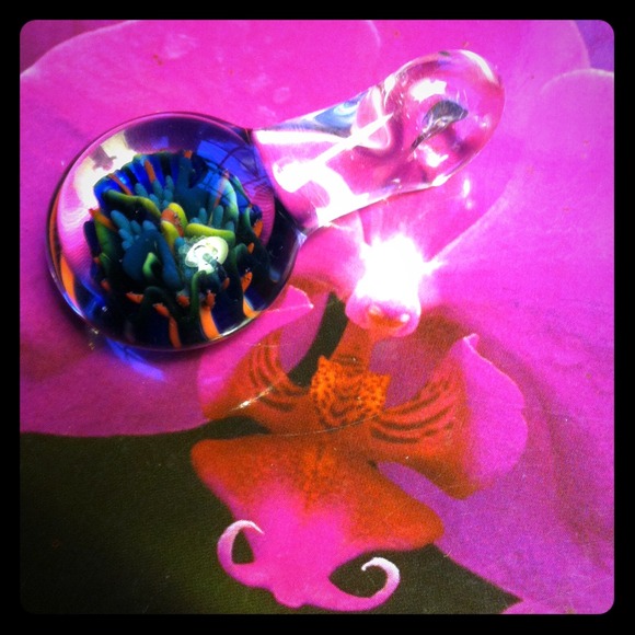 Hand blown glass flower pendant - Picture 1 of 3