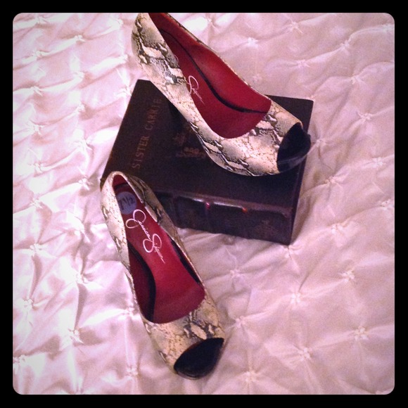 Jessica Simpson peep toe pumps👠