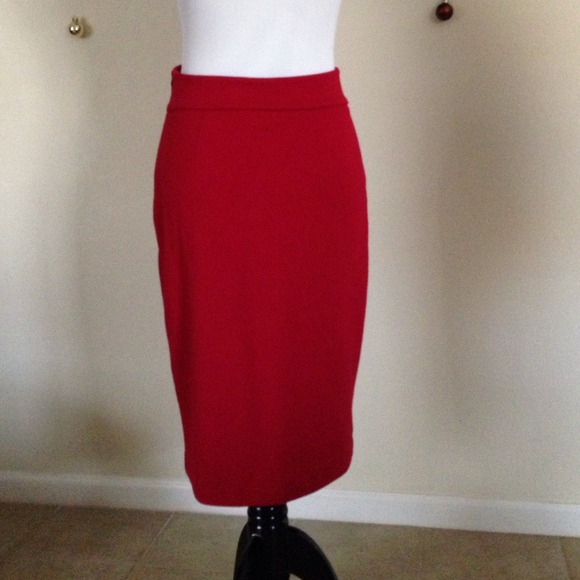 👀 popping red skirt - Picture 2 of 2